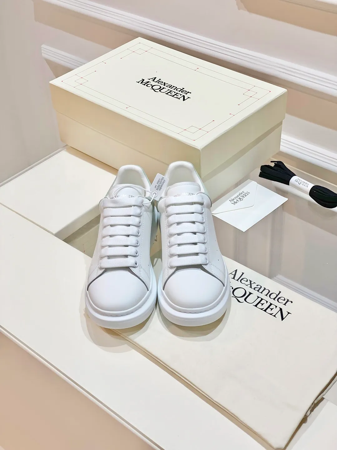👟👟Ex-factory price 560👟👟 𝐀𝐥𝐞𝐱𝐚𝐧𝐝𝐞𝐫 𝐌𝐜𝐐𝐮𝐞𝐞𝐧A must-have for going out ~ full of confidence. McQueen white shoes are versatile and can instantly elongate your proportions. The long legs that fill the screen make you confident, sweet and cool, and can be controlled by both male and female gods, making you look better as you wear them. ⭐Shoe upper material: first-layer cowhide ⭐Shoe lining material: sheepskin ⭐Available sizes: 35-40, male 39-45 (female 40, male 45 customized)